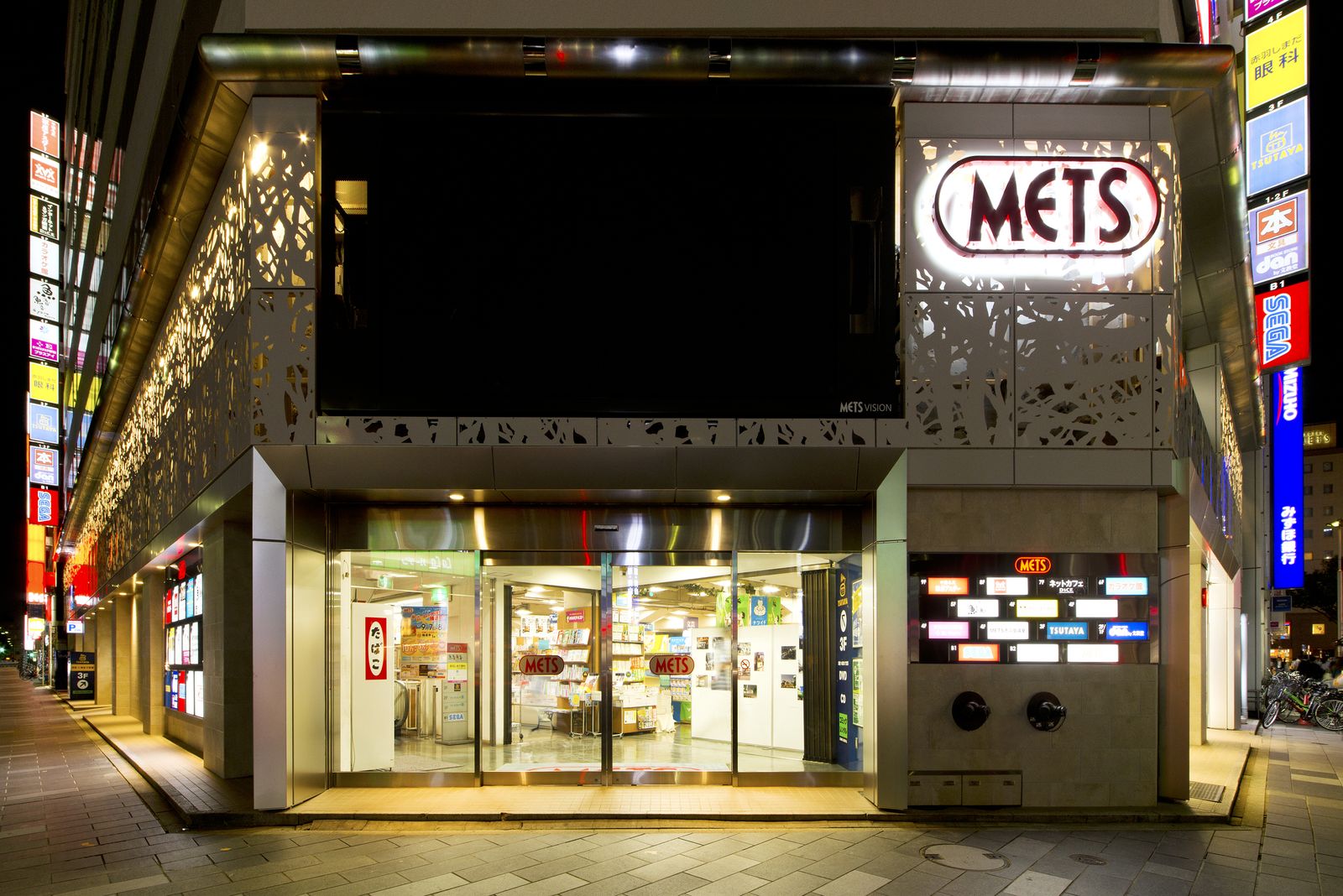赤羽METS 夜の外観